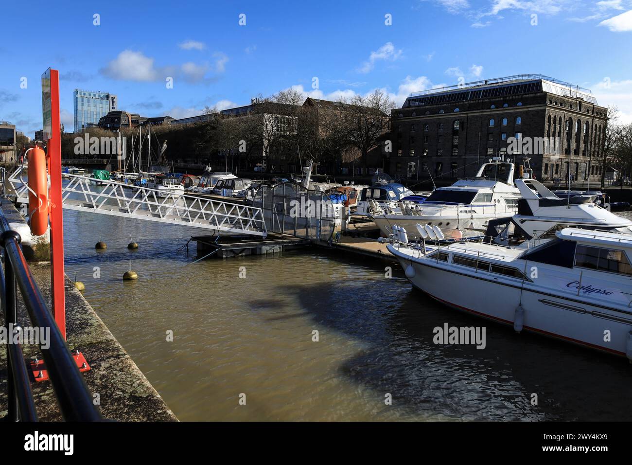 Bristol, Inghilterra - 29 marzo 2024: Splendide viste del molo nell'area Harbourside di Bristol Foto Stock