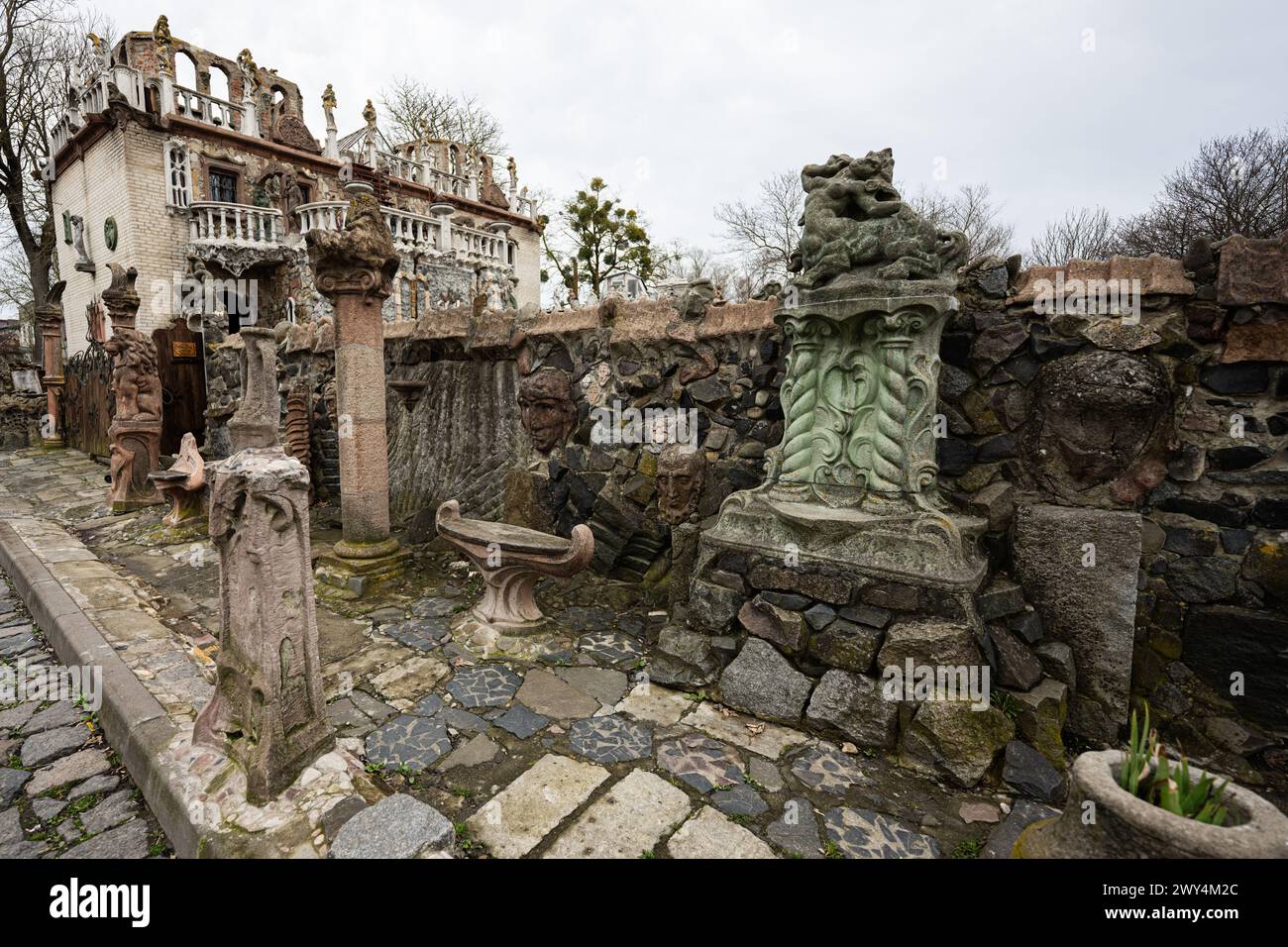 Lutsk, Ucraina - marzo 2024: Casa dei mille volti dello scultore Golovan. Dimora in pietra decorata ed eclettica che assomiglia a un castello fiabesco con arti Foto Stock