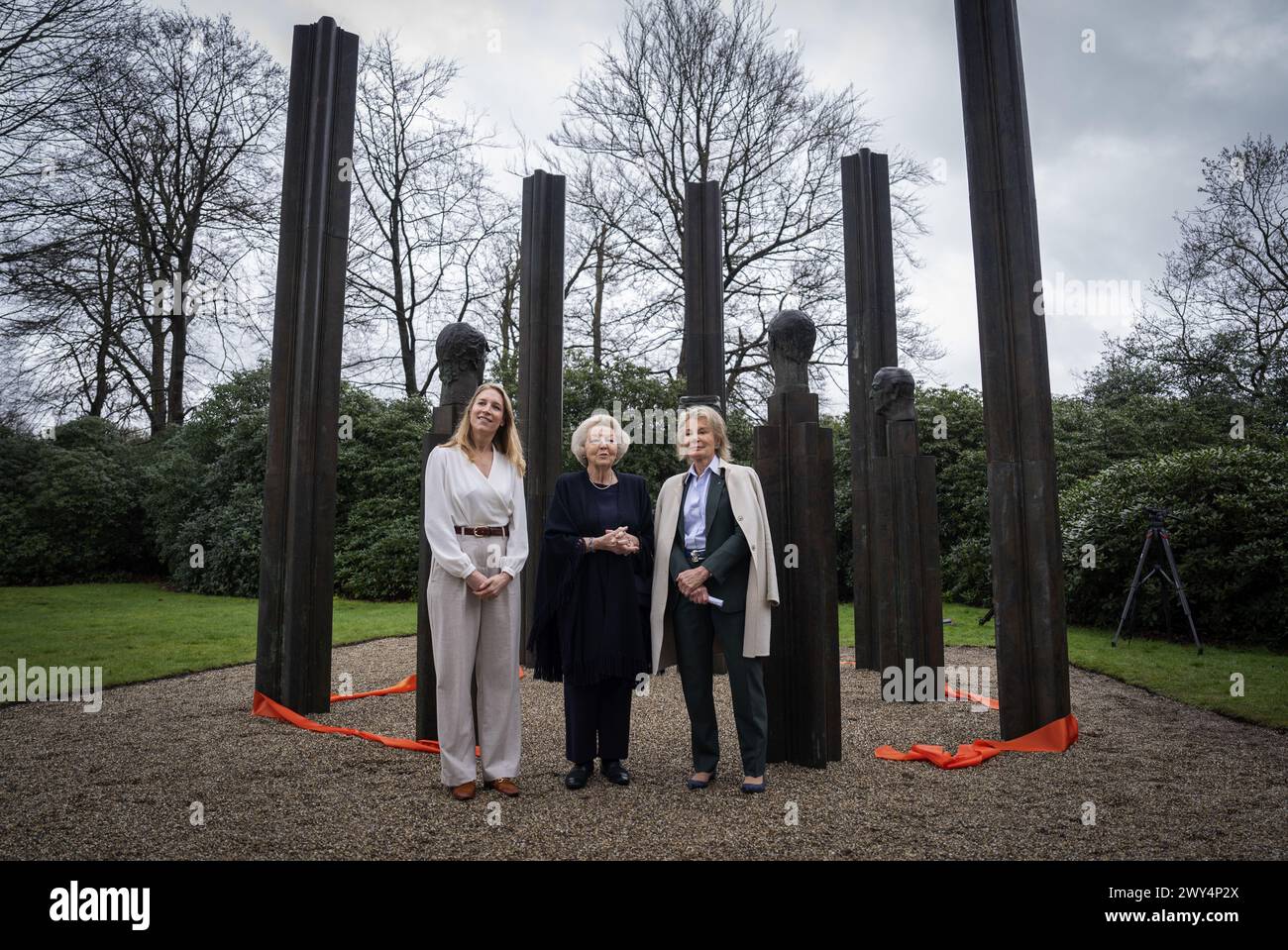 BAARN - la Principessa Beatrix, insieme a Maya Meijer Bergmans (r) e direttore di Beelden aan Zee, Brigitta Bloksma (l), svela la statua in bronzo "la famiglia reale" nel parco del Palazzo Soestdijk. Il ritratto di gruppo è stato realizzato nel 1996 dallo scultore Arthur Spronken e consiste nei ritratti della principessa Beatrice, del principe Claus e dei loro tre figli. ANP JEROEN JUMELET netherlands Out - belgio Out crediti: ANP/Alamy Live News Foto Stock