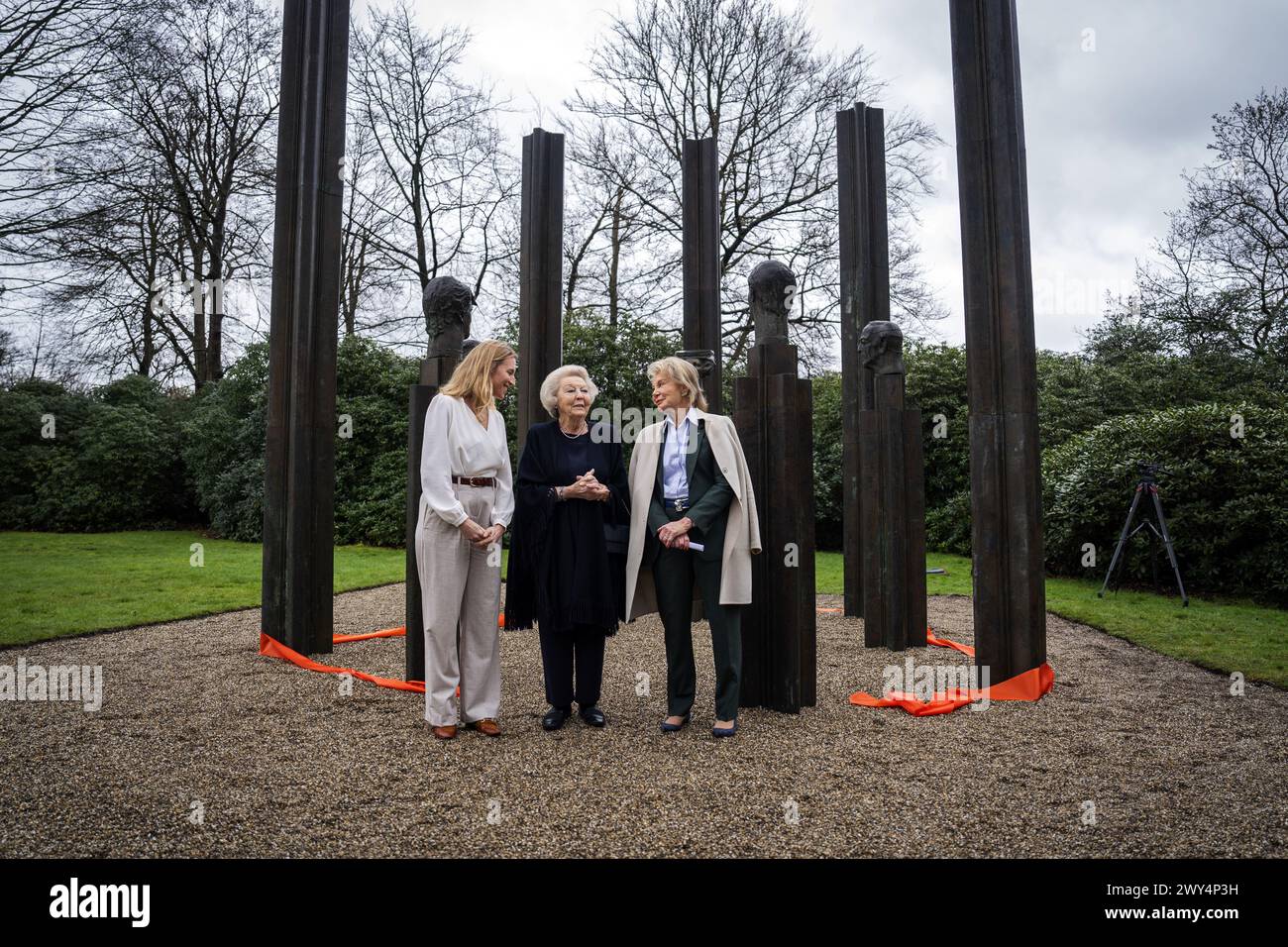 BAARN - la Principessa Beatrix, insieme a Maya Meijer Bergmans (r) e direttore di Beelden aan Zee, Brigitta Bloksma (l), svela la statua in bronzo "la famiglia reale" nel parco del Palazzo Soestdijk. Il ritratto di gruppo è stato realizzato nel 1996 dallo scultore Arthur Spronken e consiste nei ritratti della principessa Beatrice, del principe Claus e dei loro tre figli. ANP JEROEN JUMELET netherlands Out - belgio Out crediti: ANP/Alamy Live News Foto Stock