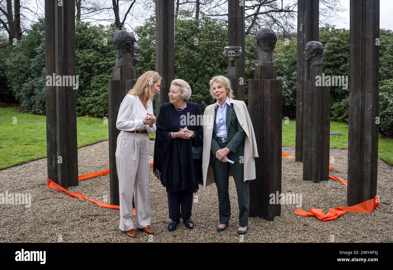 BAARN - la Principessa Beatrix, insieme a Maya Meijer Bergmans (r) e direttore di Beelden aan Zee, Brigitta Bloksma (l), svela la statua in bronzo "la famiglia reale" nel parco del Palazzo Soestdijk. Il ritratto di gruppo è stato realizzato nel 1996 dallo scultore Arthur Spronken e consiste nei ritratti della principessa Beatrice, del principe Claus e dei loro tre figli. ANP JEROEN JUMELET netherlands Out - belgio Out crediti: ANP/Alamy Live News Foto Stock