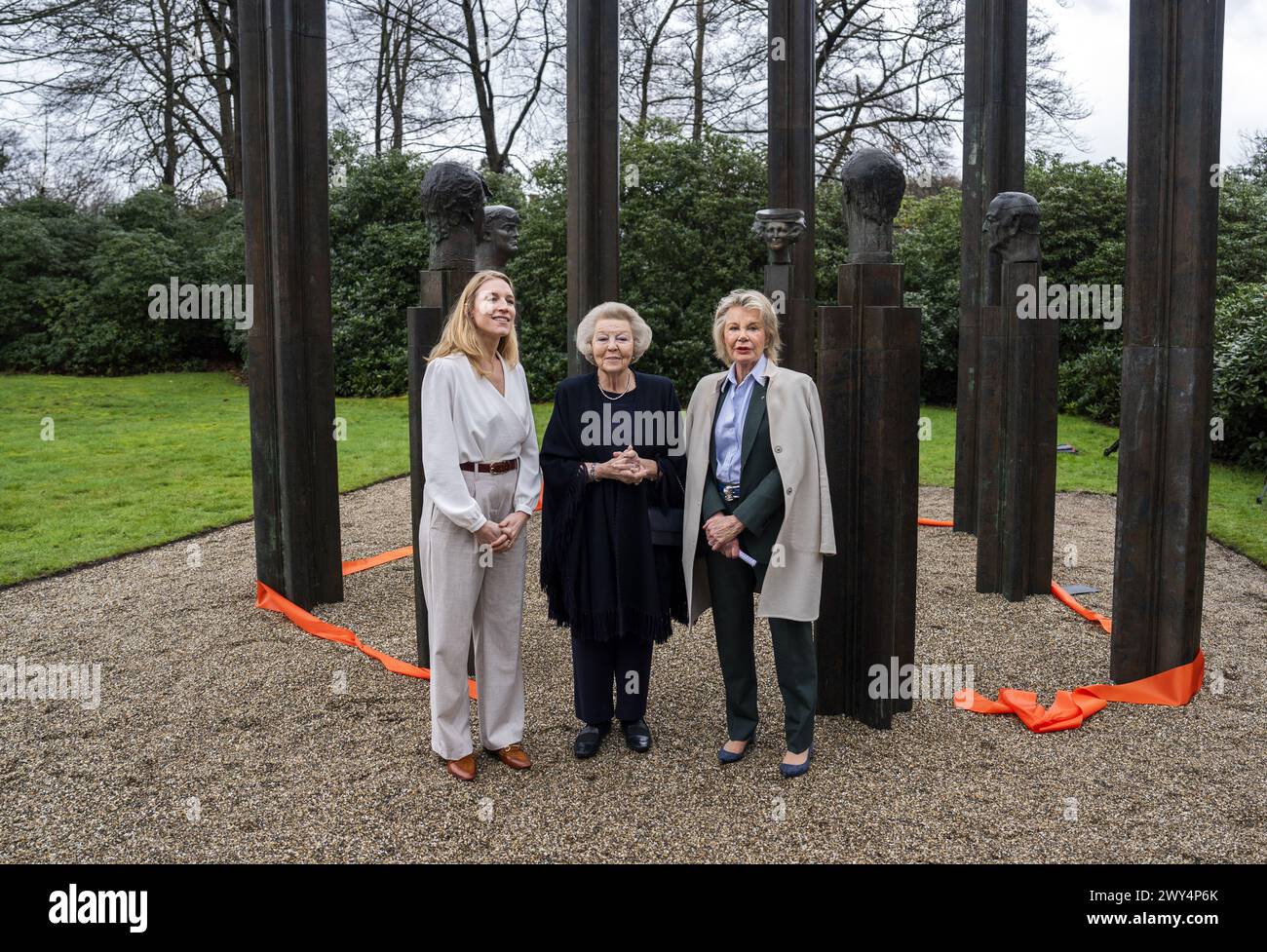 BAARN - la Principessa Beatrix, insieme a Maya Meijer Bergmans (r) e direttore di Beelden aan Zee, Brigitta Bloksma (l), svela la statua in bronzo "la famiglia reale" nel parco del Palazzo Soestdijk. Il ritratto di gruppo è stato realizzato nel 1996 dallo scultore Arthur Spronken e consiste nei ritratti della principessa Beatrice, del principe Claus e dei loro tre figli. ANP JEROEN JUMELET netherlands Out - belgio Out crediti: ANP/Alamy Live News Foto Stock