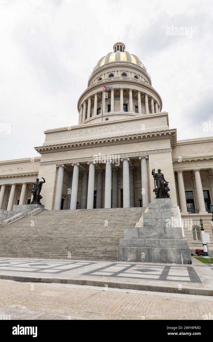 L'AVANA, CUBA - 28 AGOSTO 2023: Palazzo Capitolio (Campidoglio) a l'Avana, Cuba, immagine verticale Foto Stock