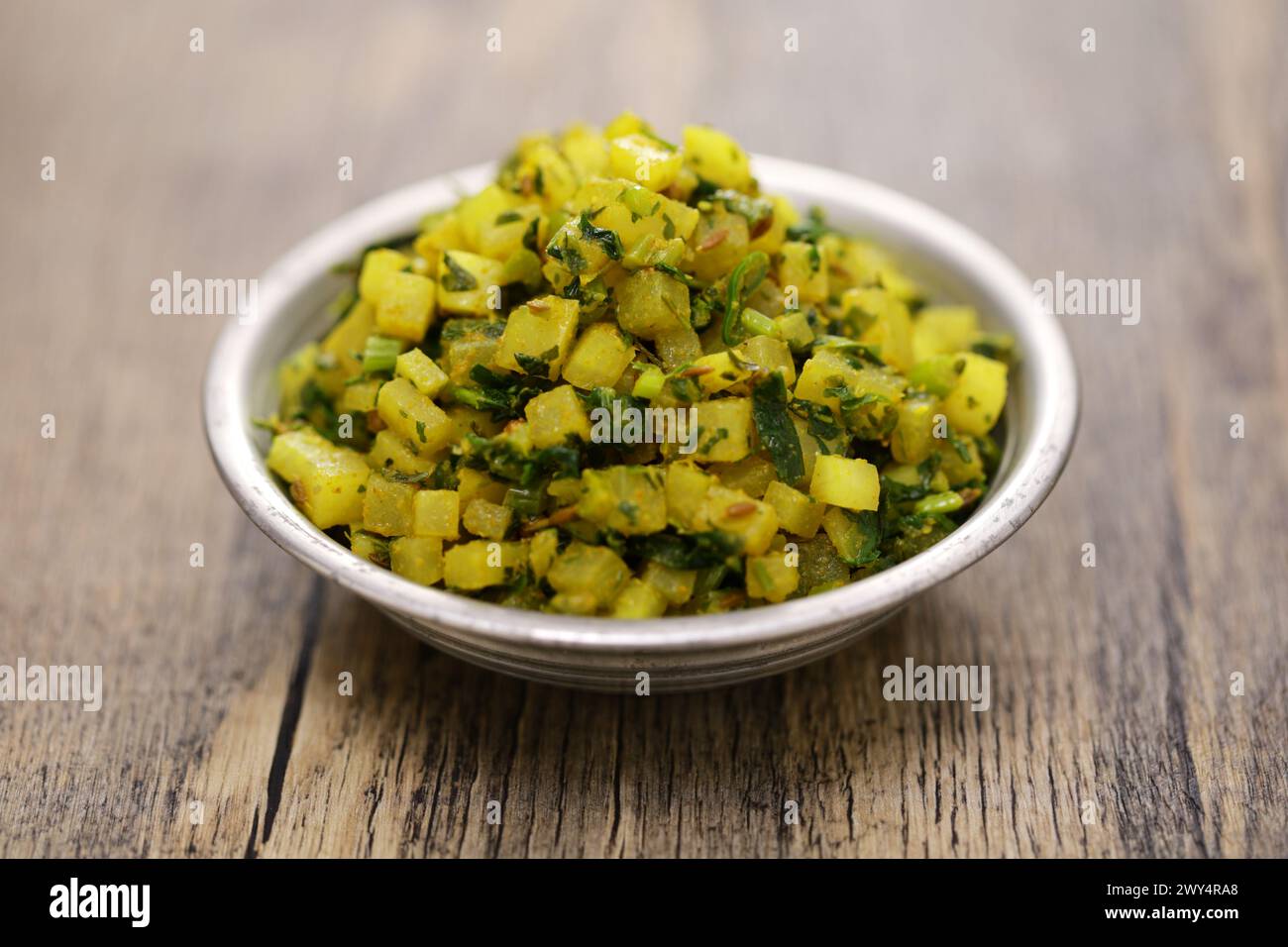 Mooli ki sabzi, ravanello bianco cotto in stile indiano. cibo vegetariano. Foto Stock