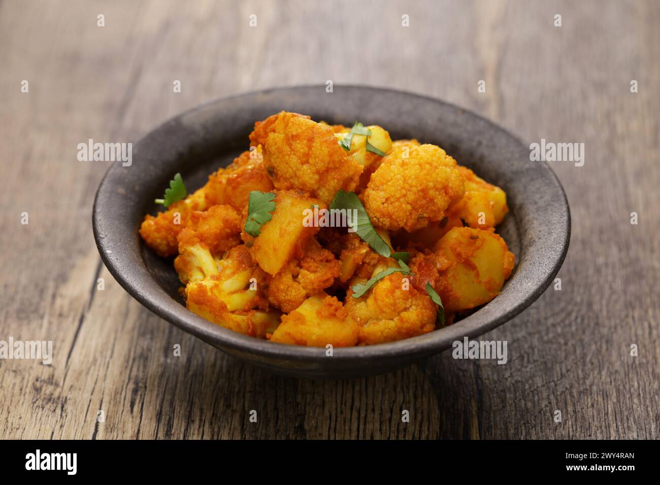 aloo gobi ki sabzi, patate cucinate in stile indiano e cavolfiore. cibo vegetariano. Foto Stock