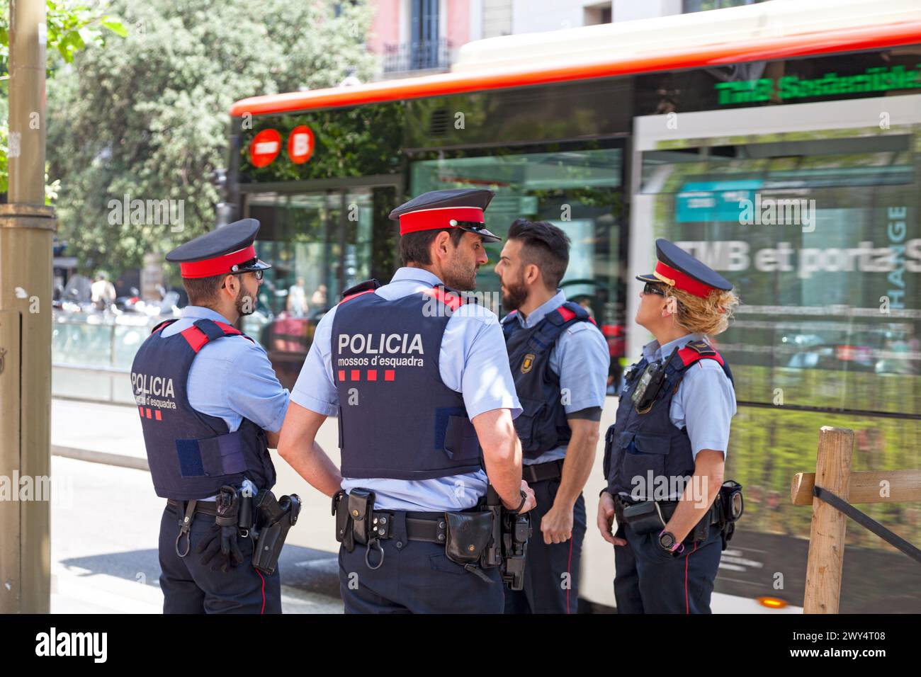Barcellona, Spagna - 8 giugno 2018: Quattro agenti di polizia del Mossos d'esquadra discutono. Foto Stock