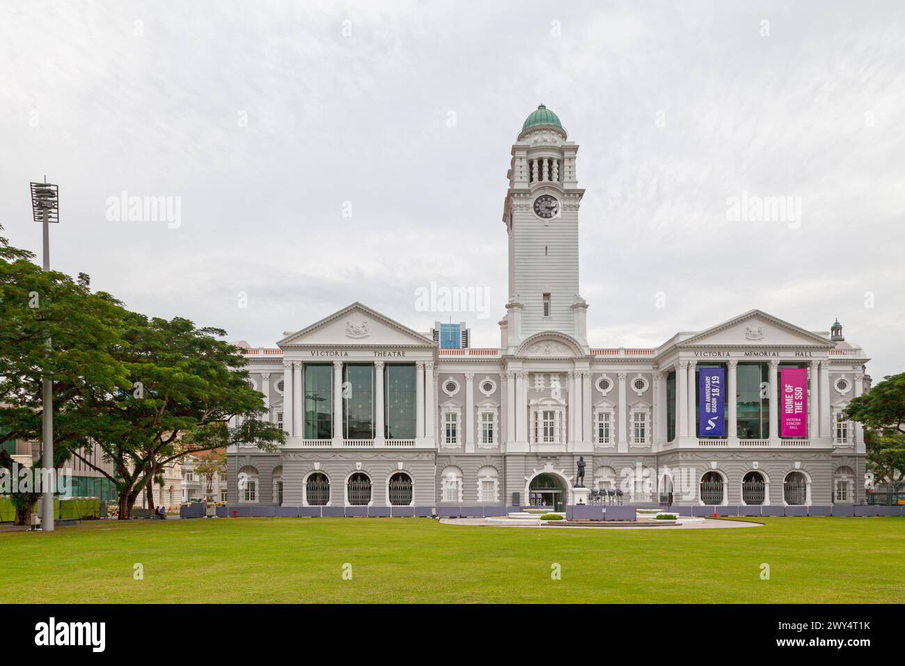 Central area, Singapore - 4 settembre 2018: Il Victoria Theatre and Concert Hall è un centro di arti dello spettacolo situato lungo Empress Place. È una c Foto Stock