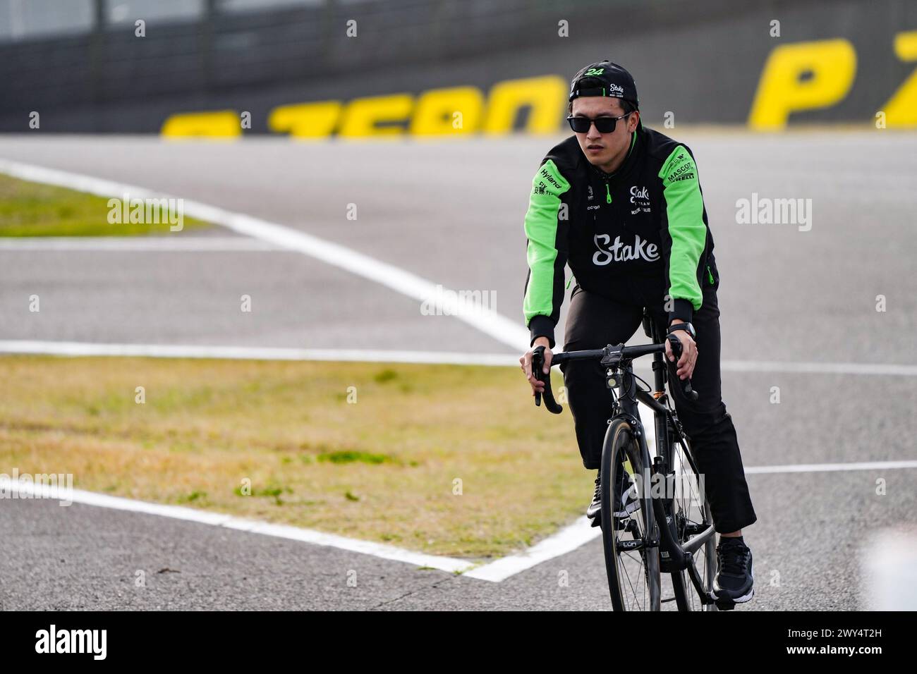 Suzuka, Giappone. 4 aprile 2024. Kick Sauber il pilota cinese Zhou Guanyu della Ferrari cavalca una bicicletta sul circuito di Suzuka prima del Gran Premio di Formula 1 giapponese a Suzuka, Giappone, 4 aprile 2024. Crediti: Zhang Xiaoyu/Xinhua/Alamy Live News Foto Stock