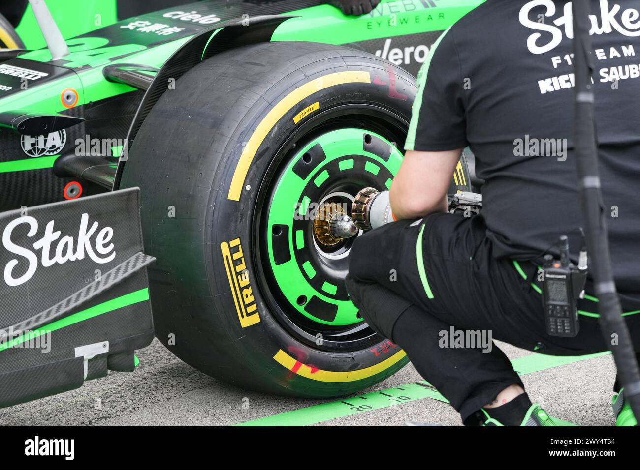 Suzuka, Giappone. 4 aprile 2024. Un meccanico di Kick Sauber Ferrari lavora su un pneumatico anteriore della vettura per il pilota cinese Zhou Guanyu prima del Gran Premio di Formula uno giapponese al circuito di Suzuka a Suzuka, in Giappone, il 4 aprile 2024. Crediti: Zhang Xiaoyu/Xinhua/Alamy Live News Foto Stock