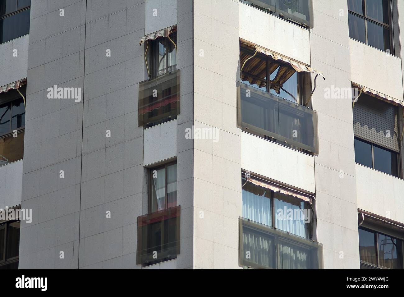 Immagine di un edificio con finestre chiuse e struttura in buone condizioni, che mostra un'architettura urbana solida e ben mantenuta. Foto Stock