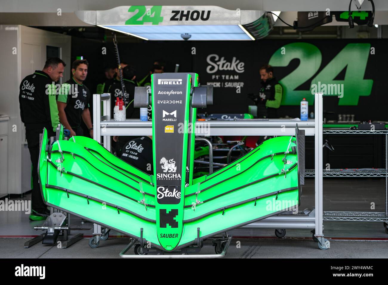 Suzuka. 4 aprile 2024. La foto scattata il 4 aprile 2024 mostra l'ala anteriore della vettura del pilota cinese di Kick Sauber Ferrari Zhou Guanyu prima del Gran Premio di Formula uno giapponese a Suzuka, in Giappone. Crediti: Zhang Xiaoyu/Xinhua/Alamy Live News Foto Stock