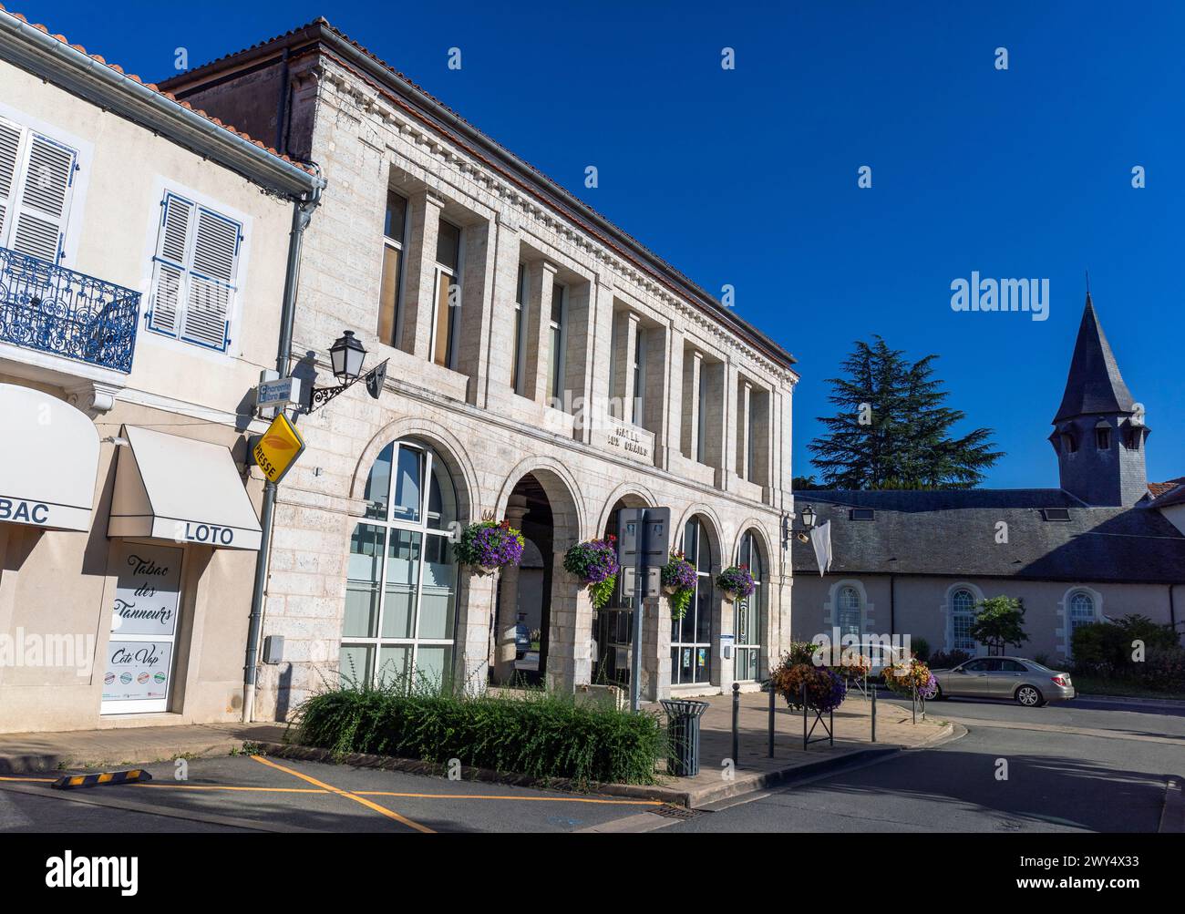 Francia, regione Nouvelle-Aquitaine, la Rochefoucauld, Halle aux Grains (scambio di cereali) a Place Gourville nel centro storico della città Foto Stock