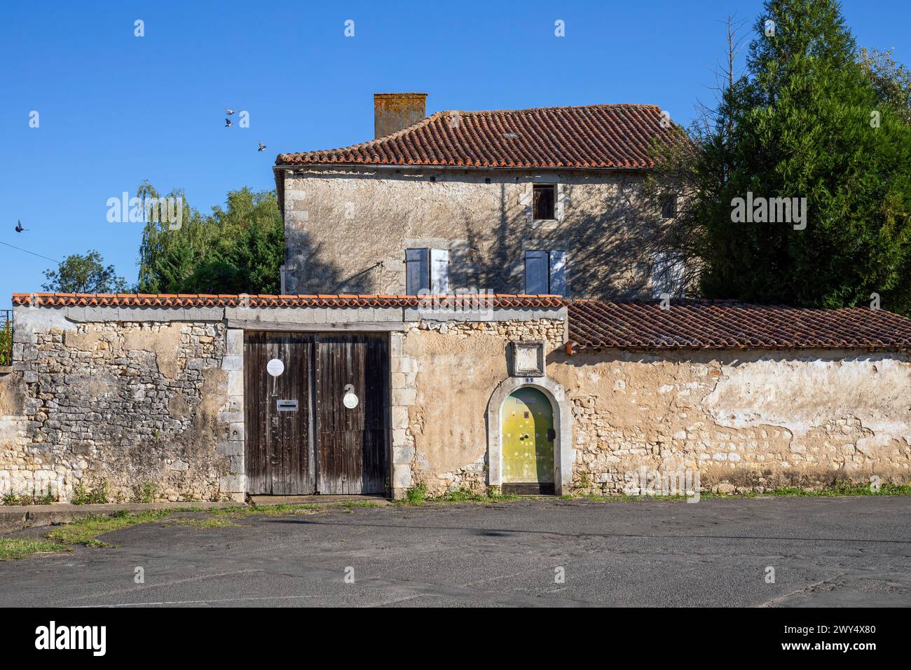 Francia, regione Nouvelle-Aquitania, la Rochefoucauld, Casa tradizionale vicino a Place du Champ de Foire Foto Stock