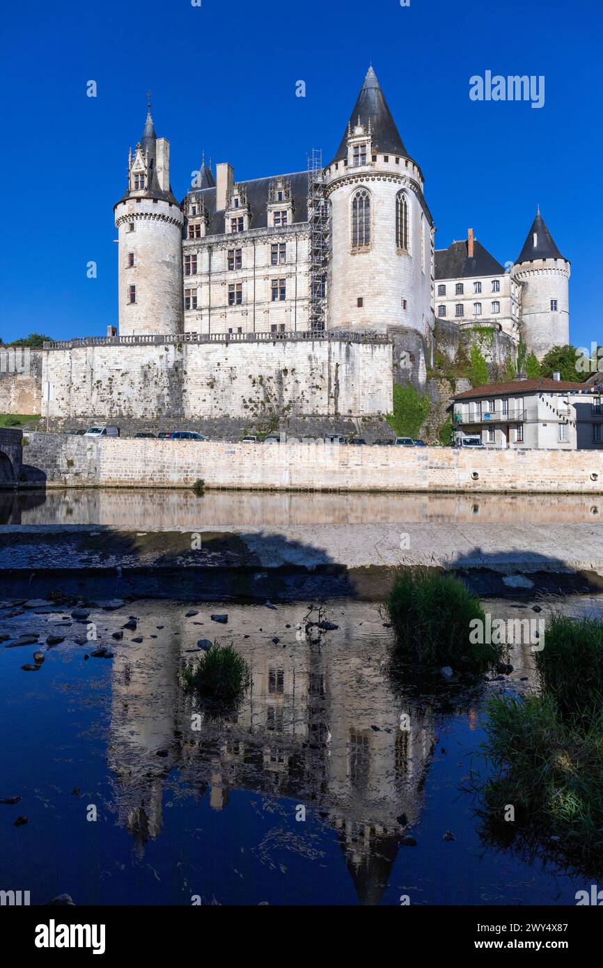 Francia, regione Nouvelle-Aquitaine, la Rochefoucauld, il castello (Château de la Rochefoucauld) sopra il fiume Tardoire Foto Stock