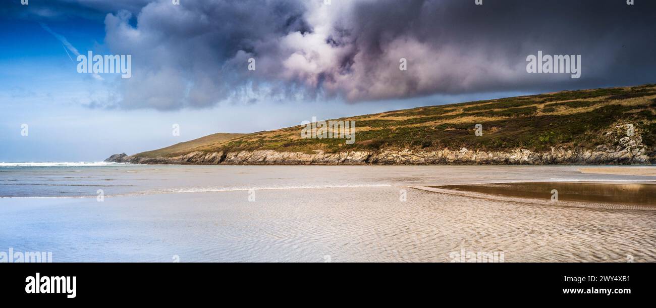 Un'immagine panoramica di un fronte buio che si avvicina a Crantock Beach a Newquay in Cornovaglia nel Regno Unito. Foto Stock