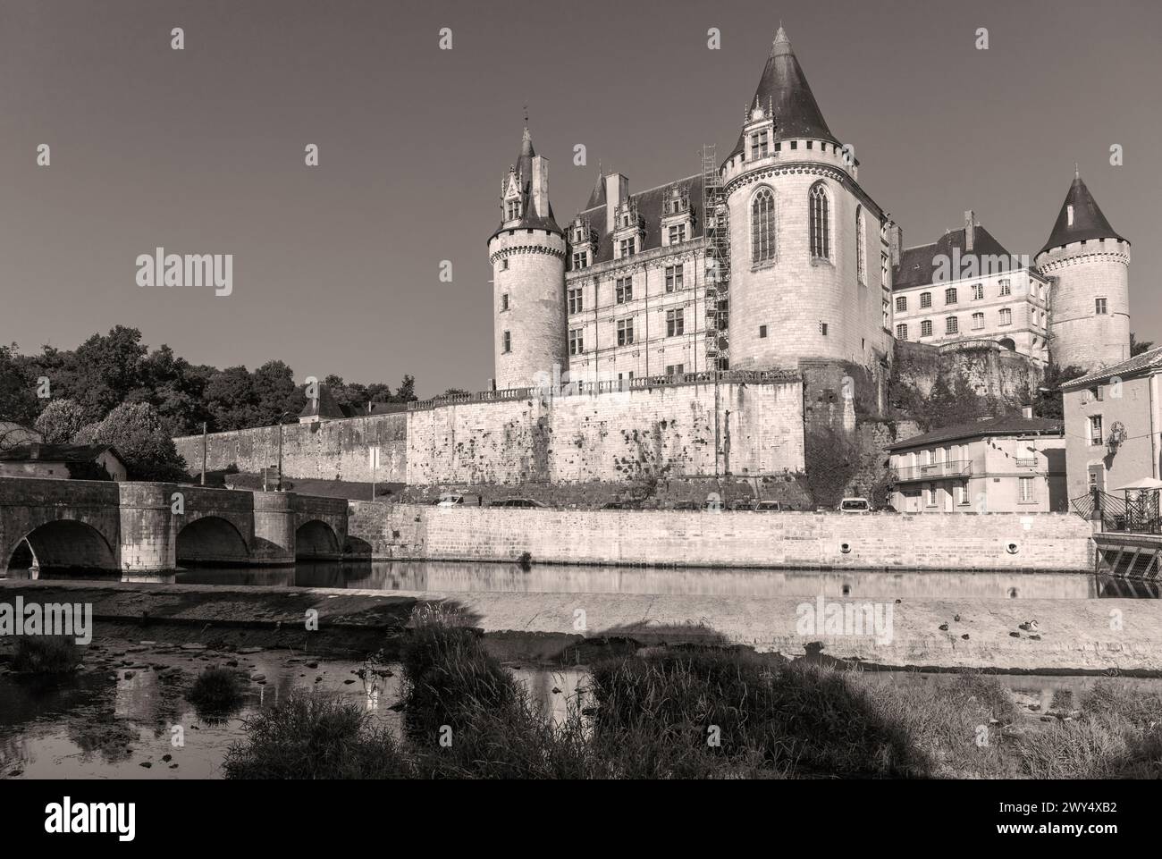 Francia, regione Nouvelle-Aquitania, la Rochefoucauld, il castello (Château de la Rochefoucauld) e il fiume Tardoire Foto Stock