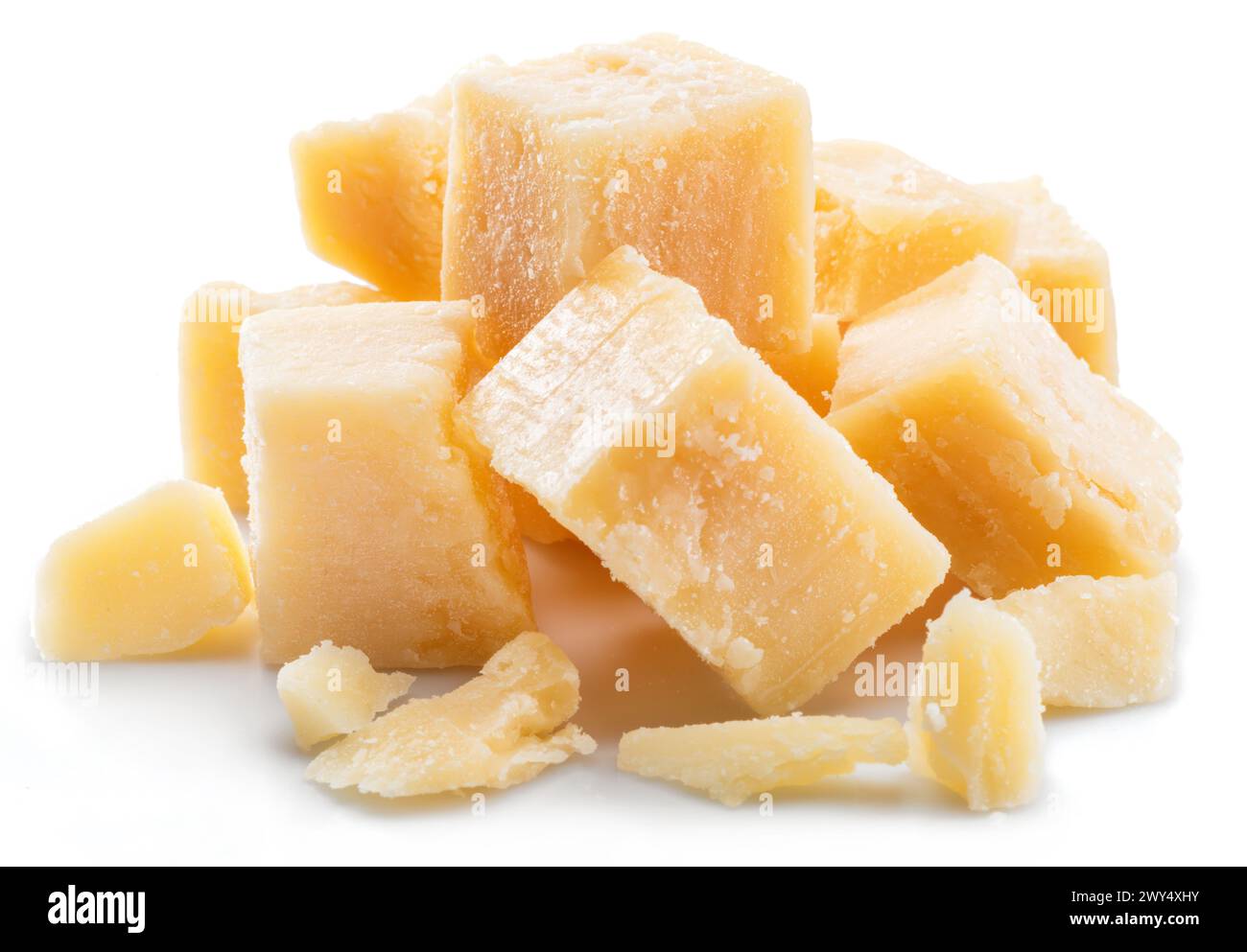 Cubetti di parmigiano isolati su sfondo bianco. Foto Stock