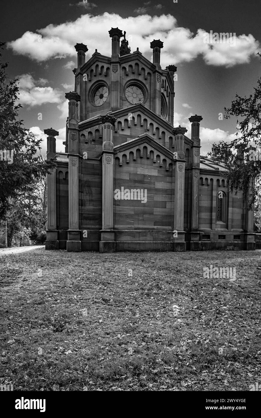 Immagine monocromatica di una chiesa in cima a una collina Foto Stock