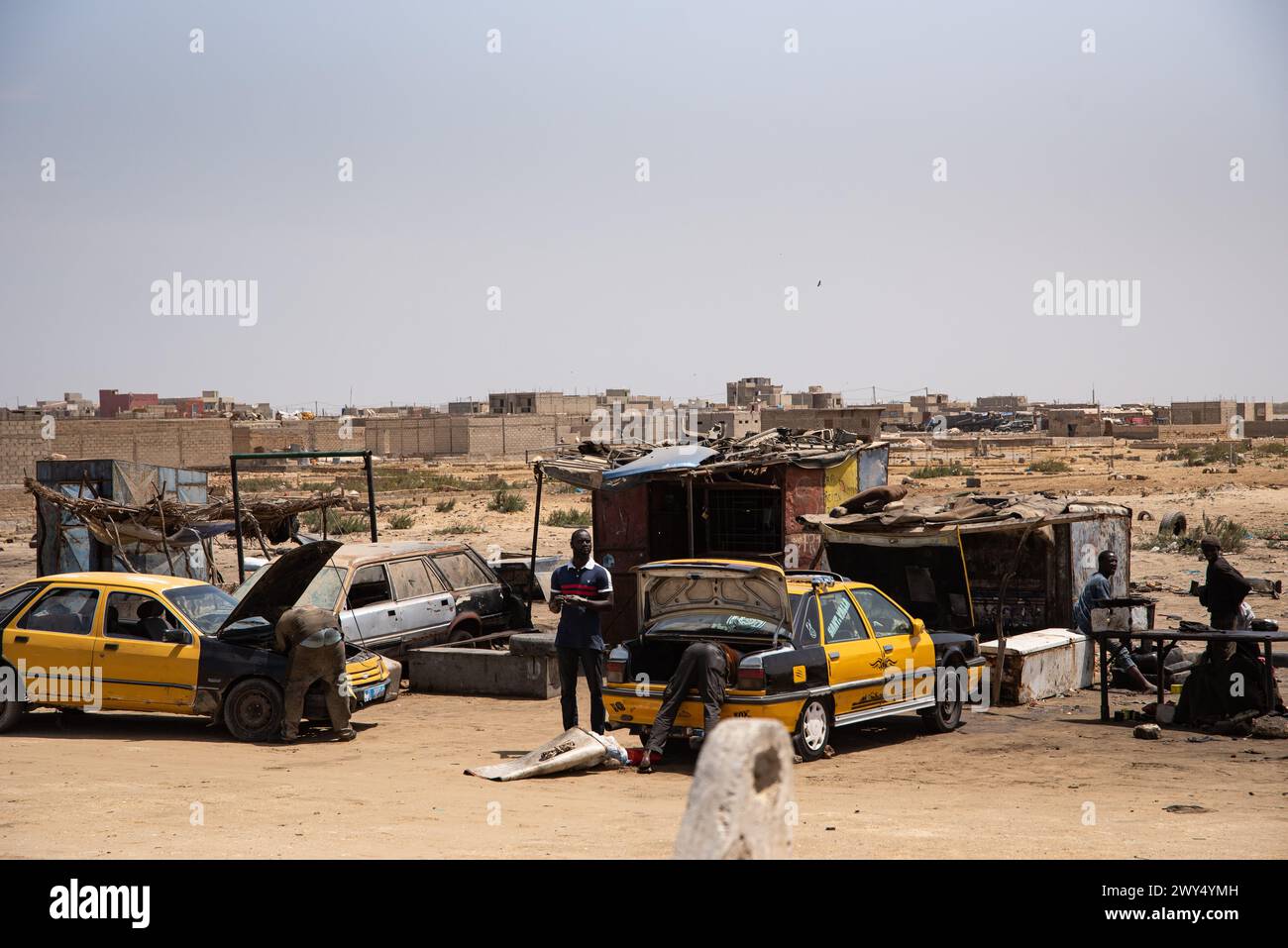 Saint Louis, Senegal. 31 marzo 2024. © Nicolas Remene/le Pictorium/MAXPPP - Saint-Louis 31/03/2024 Nicolas Remene/le Pictorium - 31/03/2024 - Senegal/Saint-Louis/Saint-Louis - Des taxis en reparation a Saint-Louis du Senegal, le 31 mars 2024. - Valeurs ACtuelles out, no jdd, jdd out, RUSSIA OUT, NO RUSSIA #norussia/31/03/2024 - Senegal/Saint-Louis/Saint-Louis - Cabs in riparazione a Saint-Louis, Senegal, il 31 marzo 2024. Crediti: MAXPPP/Alamy Live News Foto Stock