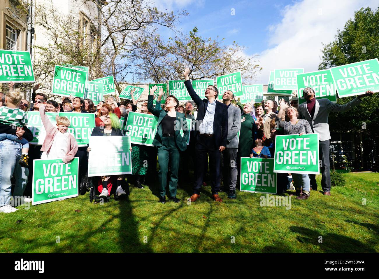 Carla Denyer e Adrian Ramsay co-leader del Green Party durante il lancio della loro campagna elettorale locale a Bristol. Data foto: Giovedì 4 aprile 2024. Foto Stock