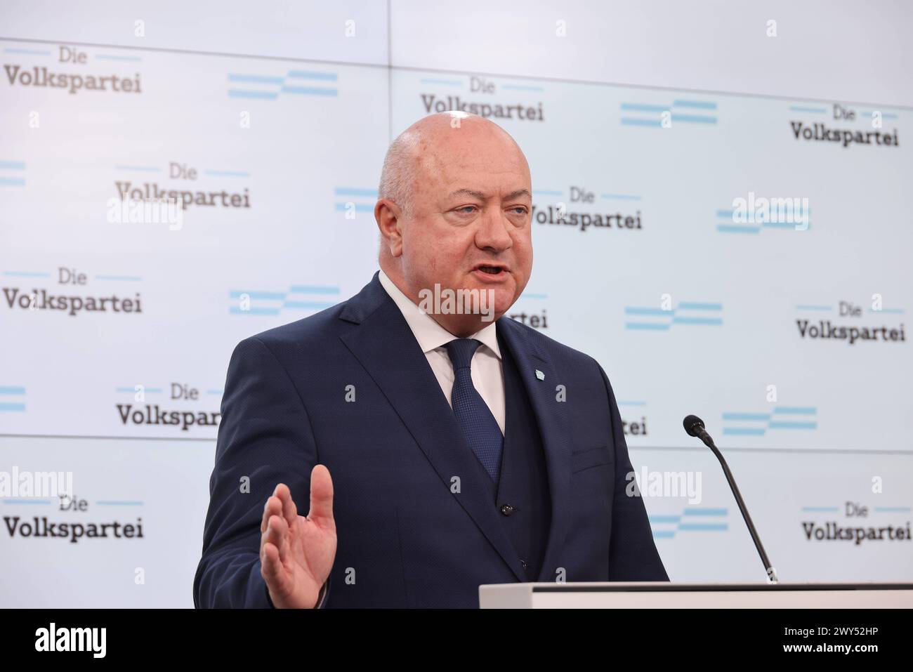 OEVP Pressekonferenz Spionageskandal 04.04.2024, Oesterreich, Austria, Vienna, Politik, ÖVP Partei, OEVP Partei, Generalsekretaer Christian Stocker, Pressekonferenz zu FPÖ und Russland Spionage Skandal. Wien Wien Austria *** Conferenza stampa OEVP scandalo dello spionaggio 04 04 04 2024, Austria, Vienna, politica, partito ÖVP, partito OEVP, Segretario generale Christian Stocker, Conferenza stampa sullo scandalo dello spionaggio FPÖ e Russia Vienna Austria Foto Stock