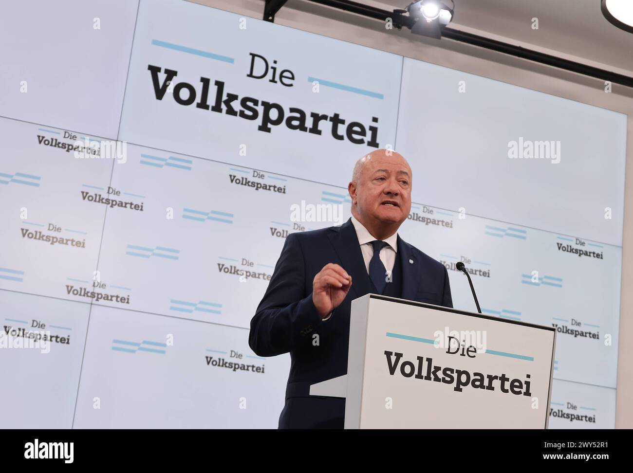 OEVP Pressekonferenz Spionageskandal 04.04.2024, Oesterreich, Austria, Vienna, Politik, ÖVP Partei, OEVP Partei, Generalsekretaer Christian Stocker, Pressekonferenz zu FPÖ und Russland Spionage Skandal. Wien Wien Austria *** Conferenza stampa OEVP scandalo dello spionaggio 04 04 04 2024, Austria, Vienna, politica, partito ÖVP, partito OEVP, Segretario generale Christian Stocker, Conferenza stampa sullo scandalo dello spionaggio FPÖ e Russia Vienna Austria Foto Stock