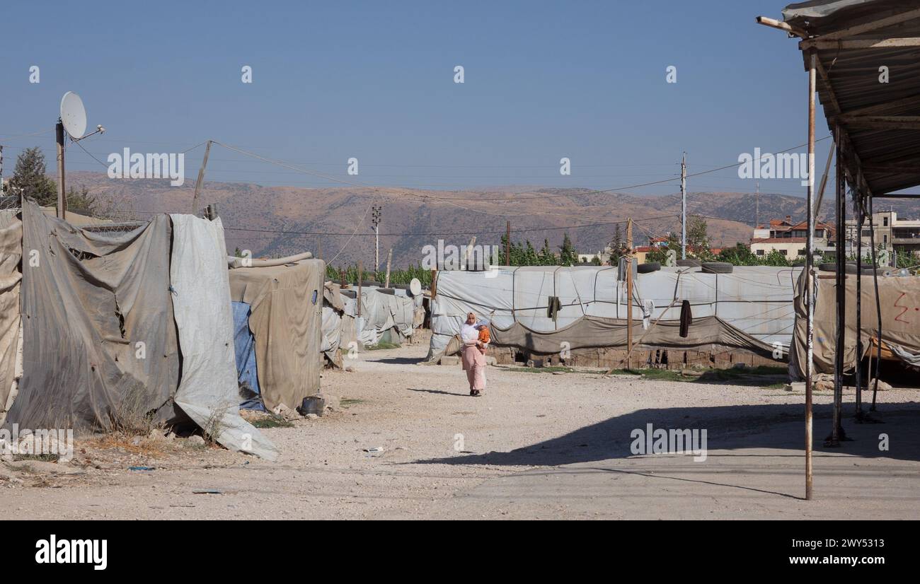 Campi profughi nella valle della Bekaa in Libano, vicino al confine siriano. Centinaia di migliaia di siriani sono fuggiti qui dalla guerra nel loro paese. Foto Stock