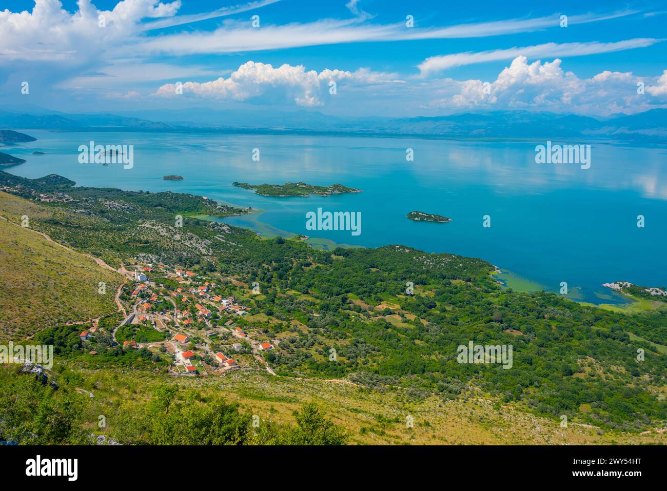 Panorama delle isole sul lago Skadar in Montenegro Foto Stock