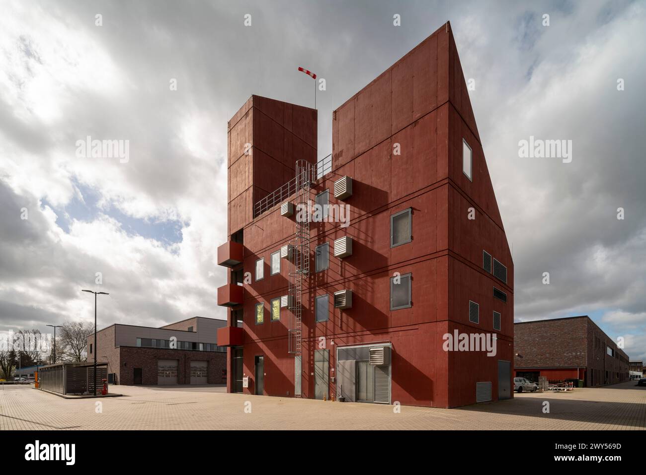 Krefeld, Neue Hauptfeuer und Rettungswache, 2018 von GATERMANN + SCHOSSiG Architekten (SUPERGELB Architekten) erbaut, Übungsturm Foto Stock