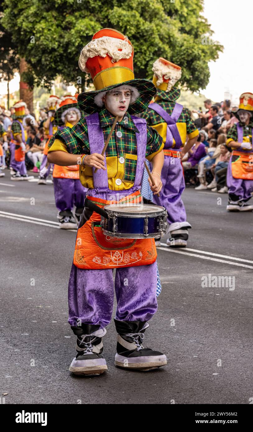 Persone in costume elaborato che marciano nella sfilata del Carnevale di Tenerife, 2024 Foto Stock