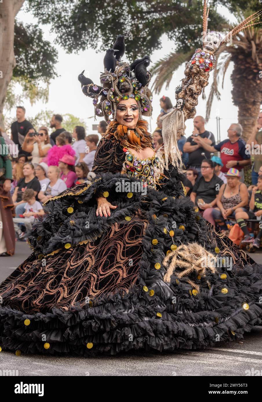 Persone in costume elaborato che marciano nella sfilata del Carnevale di Tenerife, 2024 Foto Stock