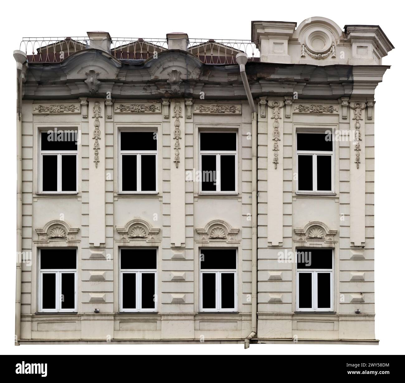La facciata del vecchio edificio giallo e' decorata con stucchi in gesso. Isolato su bianco Foto Stock