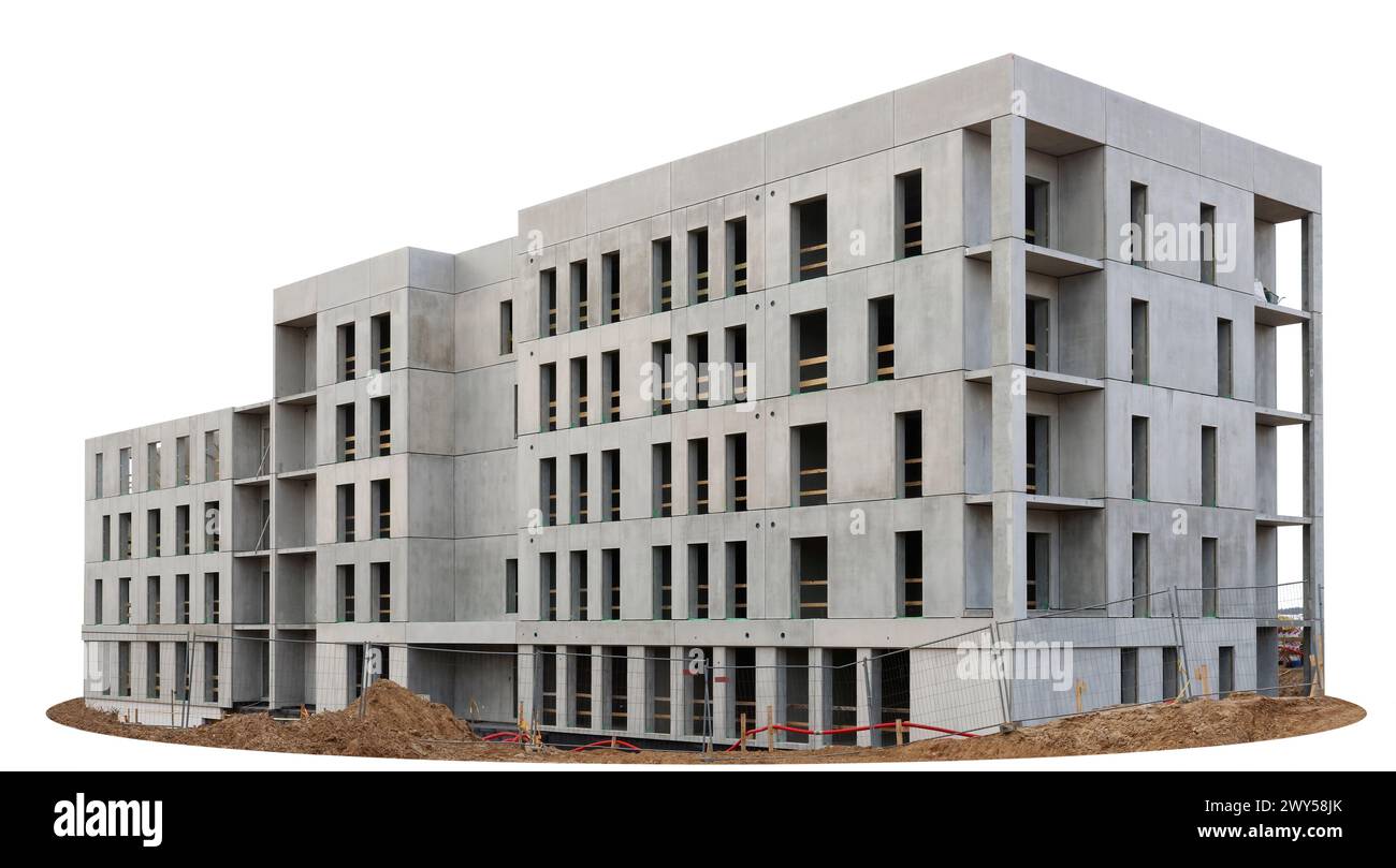 Edificio residenziale di cemento a cinque piani senza finestre. Isolato su bianco Foto Stock