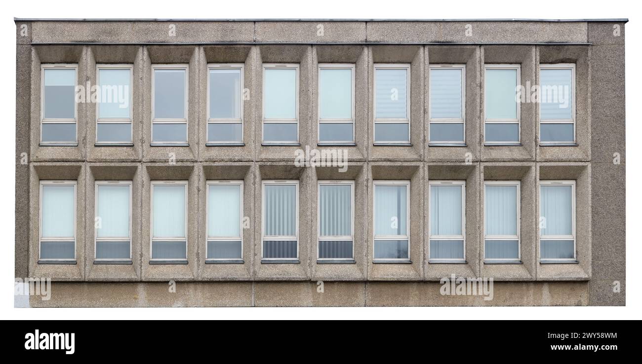 Venti finestre in un vecchio edificio per uffici in cemento. Isolato su bianco Foto Stock