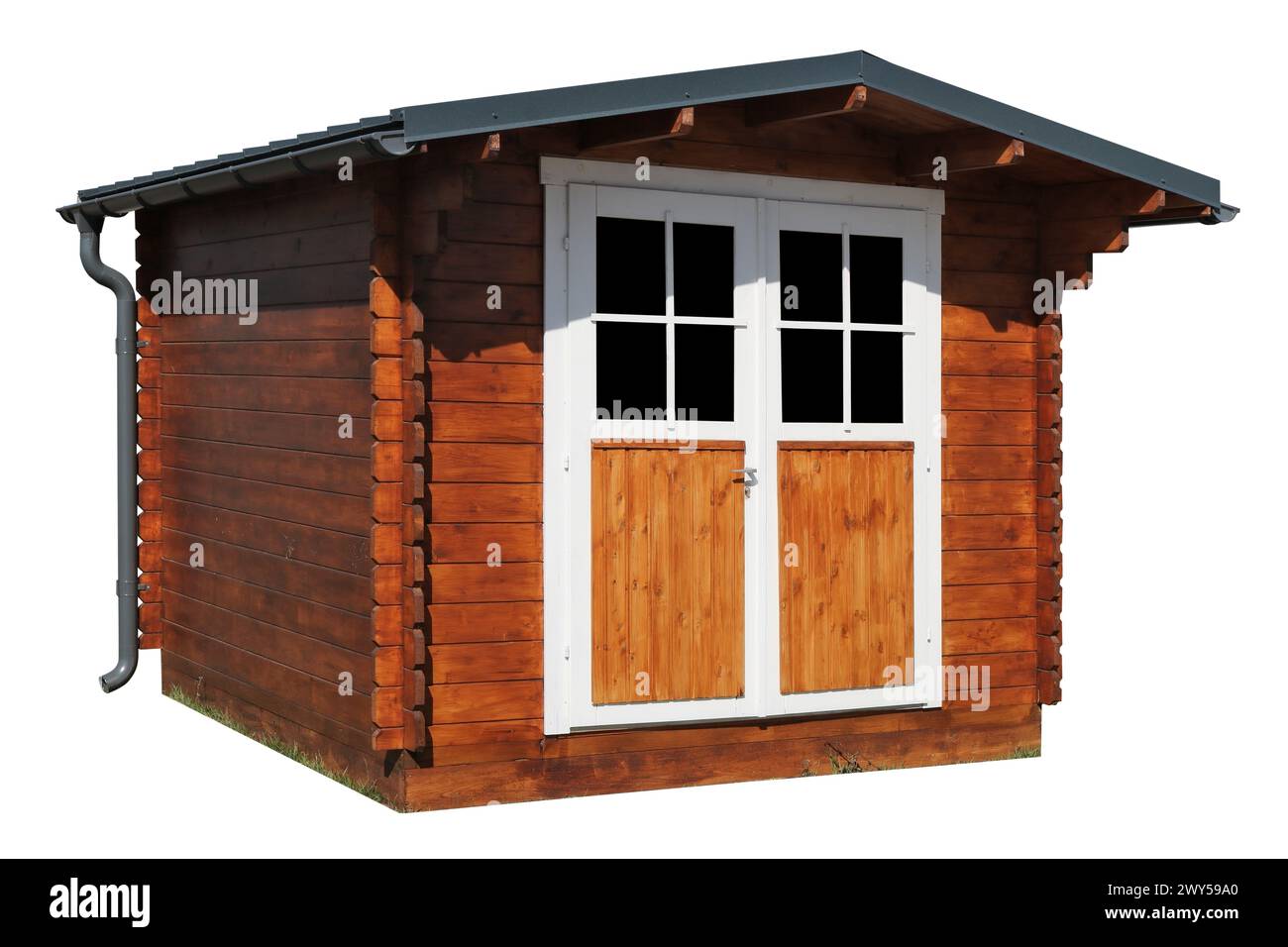 Piccola stalla rustica fatta in casa fatta in legno di pino. Isolato su bianco Foto Stock