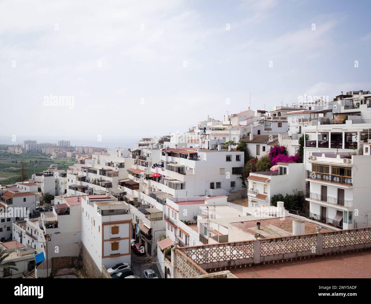Una città con edifici bianchi sotto il cielo blu a Salobrena, in Spagna Foto Stock