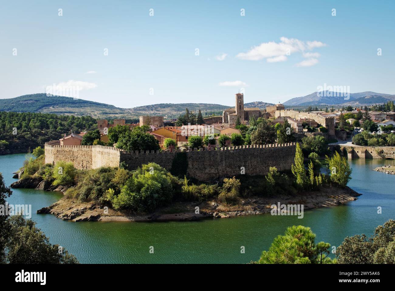 Un castello arroccato su una piccola isola in un vasto lago Foto Stock