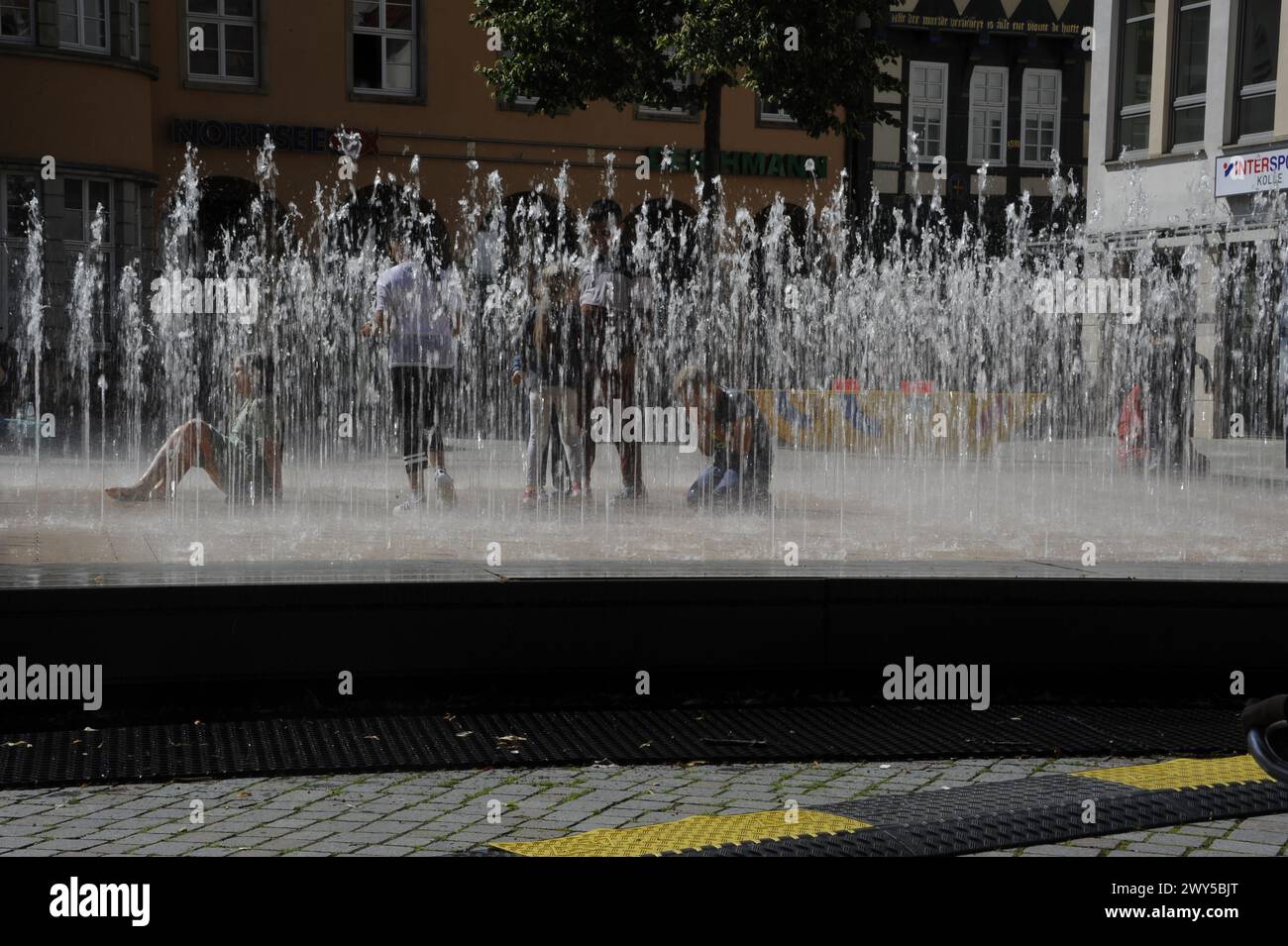 I bambini giocano in una fontana dinamica ad Hameln, in Germania Foto Stock