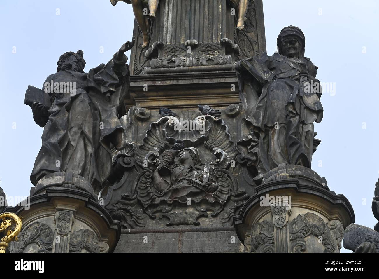 Olomouc, Repubblica Ceca. 4 aprile 2024. Monumento barocco (colonna della Trinità) la colonna della Santissima Trinità (Sloup Nejsvetejsi Trojice) a Olomouc, Repubblica Ceca, 4 aprile 2024, fu costruita tra il 1716 e il 1754. Nel 2000 è stato iscritto nella lista del patrimonio mondiale dell'UNESCO. Verrà ripristinato. Crediti: Ludek Perina/CTK Photo/Alamy Live News Foto Stock