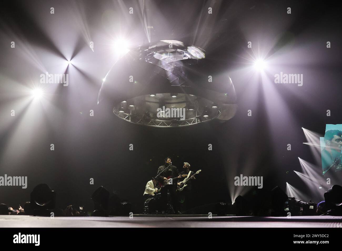 Milano, Italia. 3 aprile 2024. (L-R) Alex Fiordispino, alias Stash e Dario Iaculli della band Kolors si esibiscono dal vivo sul palco durante i Kolors al Forum di Assago. Credito: SOPA Images Limited/Alamy Live News Foto Stock