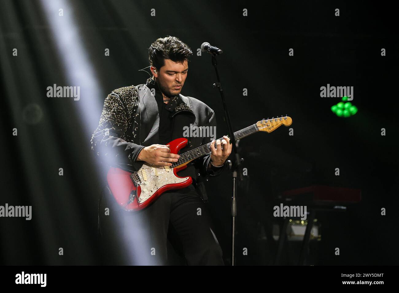 Milano, Italia. 3 aprile 2024. Antonio Alex Fiordispino conosciuto professionalmente come Stash, frontman della band Kolors si esibisce dal vivo sul palco durante il Kolors al Forum di Assago. Credito: SOPA Images Limited/Alamy Live News Foto Stock