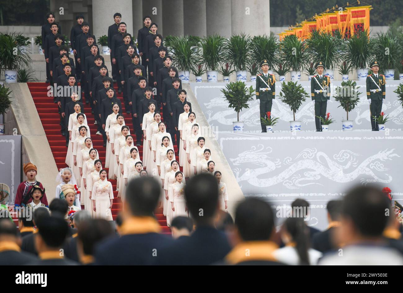 (240404) -- HUANGLING, 4 aprile 2024 (Xinhua) -- attori cantano in una cerimonia che rende omaggio a Huangdi, o all'Imperatore giallo, nella contea di Huangling, nella provincia di Shaanxi del nord-ovest della Cina, 4 aprile 2024. Più di 400 cinesi, tra cui cinesi d'oltremare, hanno partecipato a una cerimonia nella provincia dello Shaanxi del nord-ovest della Cina il giovedì per rendere omaggio a Huangdi, che è considerato il fondatore della civiltà cinese e l'antenato comune di tutti i cinesi. La cerimonia si svolge tradizionalmente a Qingming, o giornata delle Tombe, che cade il giovedì di quest'anno. I cinesi piangono te Foto Stock