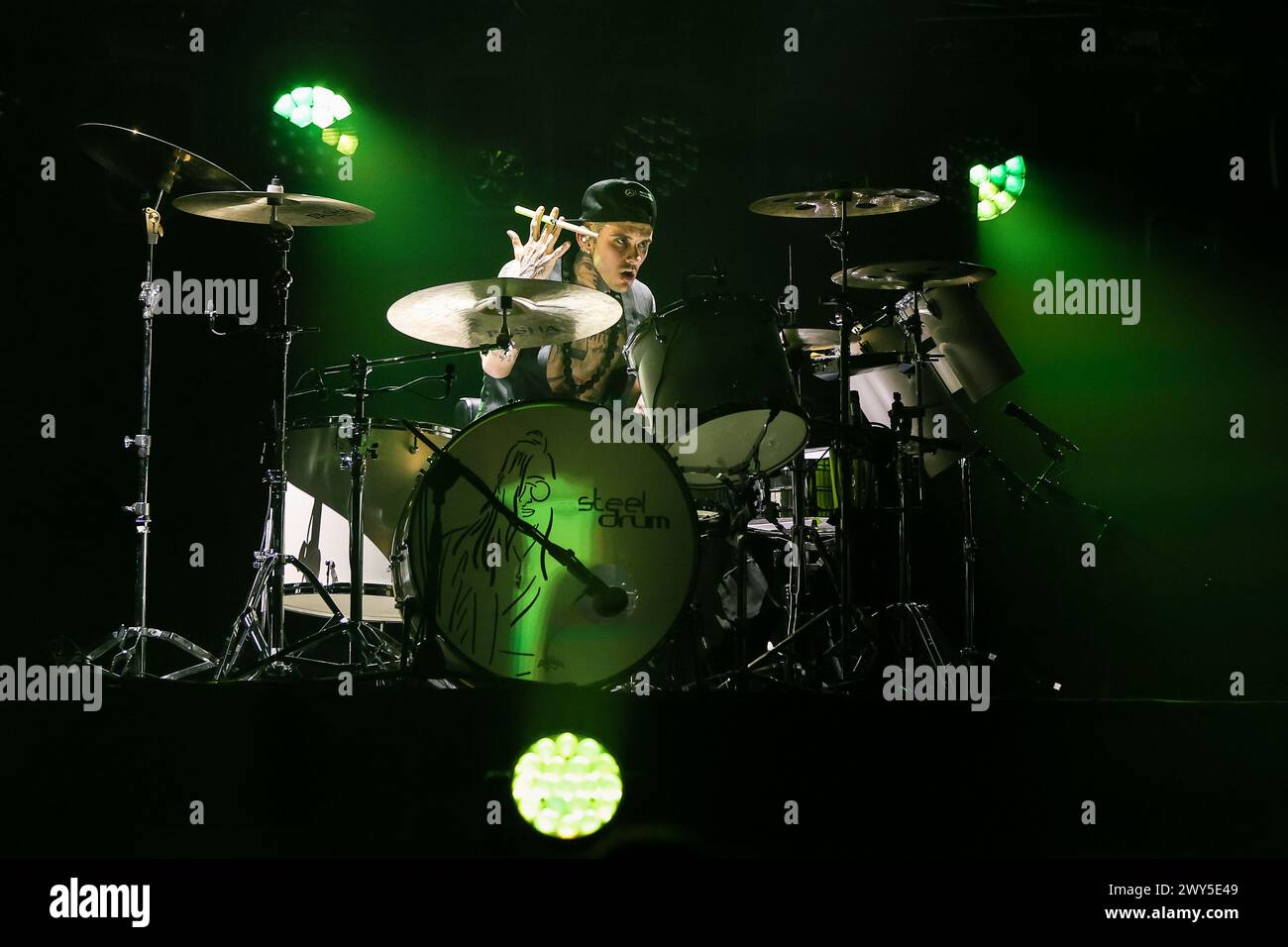 Milano, Italia. 3 aprile 2024. Dario Iaculli della band Kolors si esibisce dal vivo sul palco durante i Kolors al Forum di Assago. (Foto di Fabrizio Carabelli/SOPA Images/Sipa USA) credito: SIPA USA/Alamy Live News Foto Stock