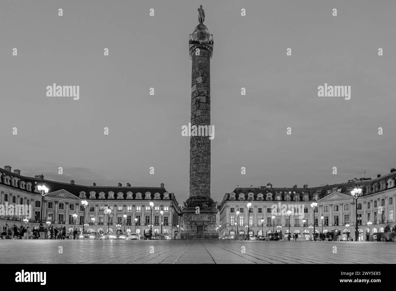 Parigi, Francia - 17 febbraio 2024 : Vista panoramica di Place Vendôme illuminata con i suoi lussuosi negozi e hotel a Parigi in Francia Foto Stock