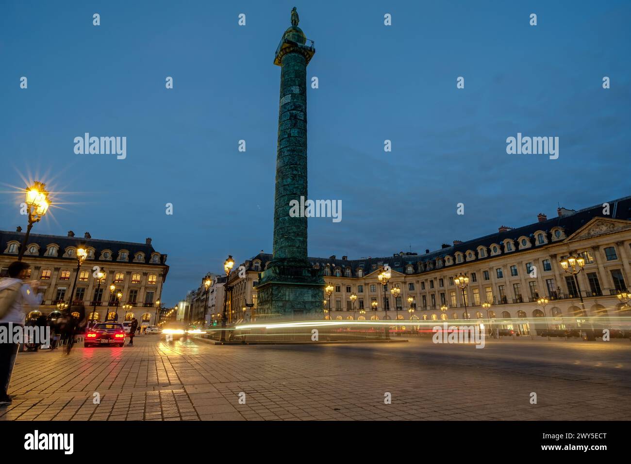 Parigi, Francia - 17 febbraio 2024 : Vista panoramica di Place Vendôme illuminata con i suoi lussuosi negozi e hotel a Parigi in Francia Foto Stock