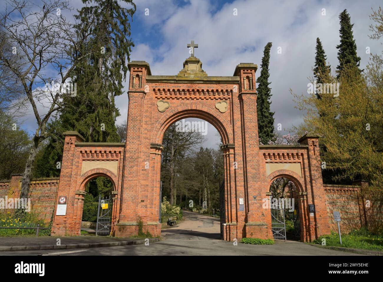 Eingangsportal, Platter Straße, Nordfriedhof, Wiesbaden, Assia, Germania Foto Stock