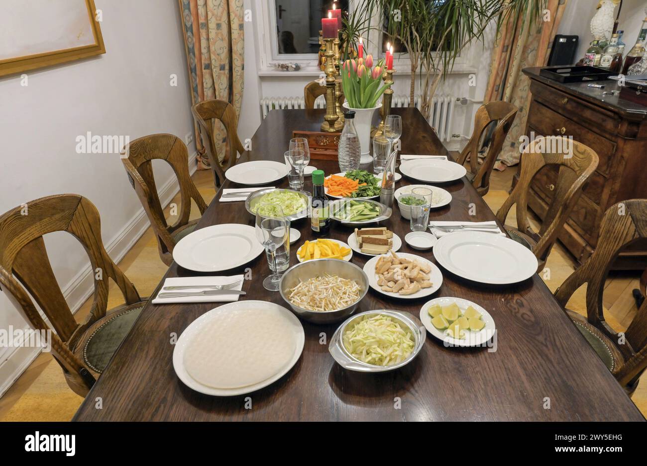 Gedeckter Tisch im Esszimmer mit Asiatischem Essen Foto Stock