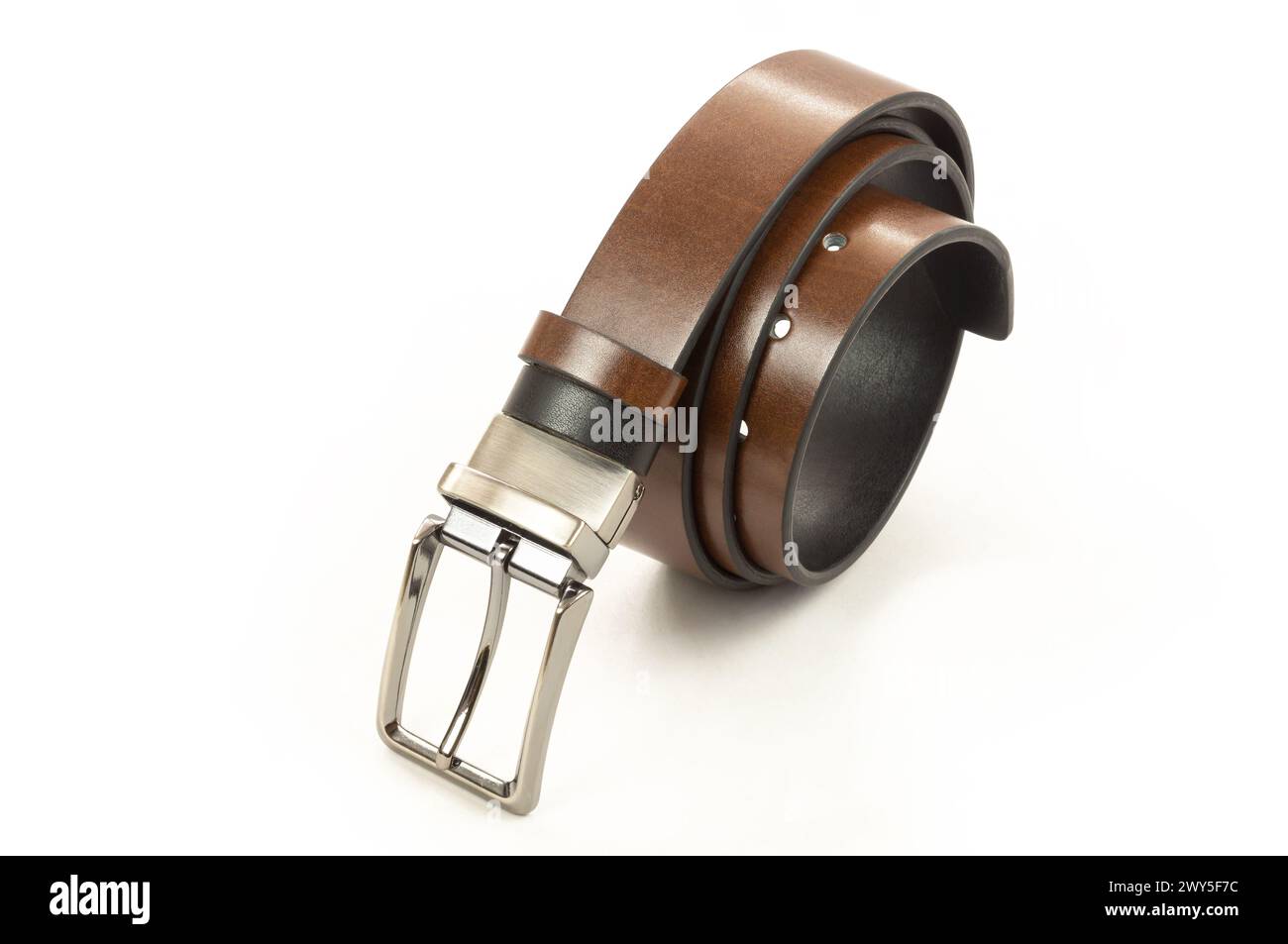 Pantaloni in tessuto in ecopelle cintura nera e marrone isolata su sfondo bianco, stile alla moda Foto Stock