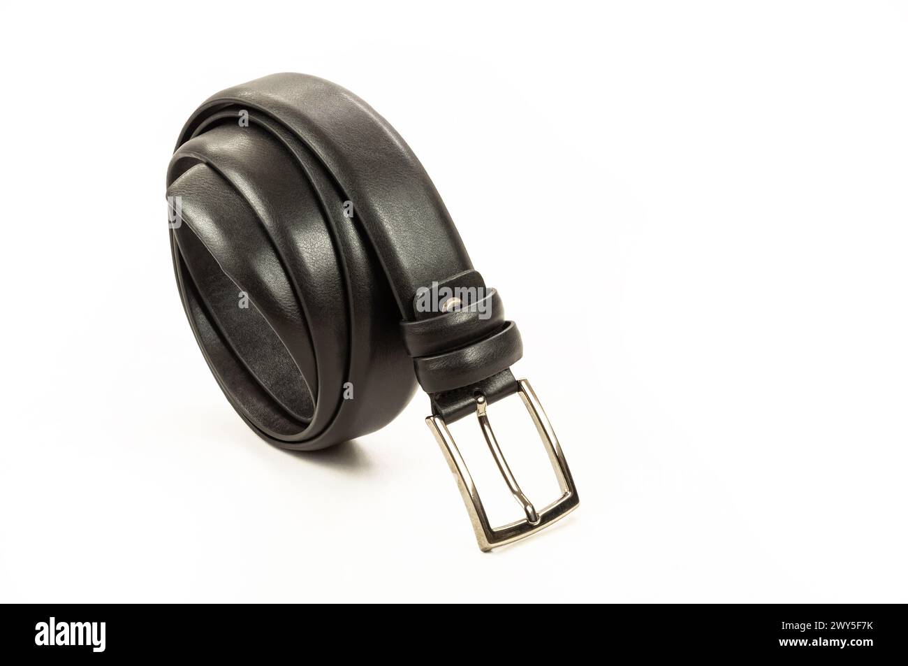 Pantaloni in tessuto in ecopelle cintura nera e marrone isolata su sfondo bianco, stile alla moda Foto Stock