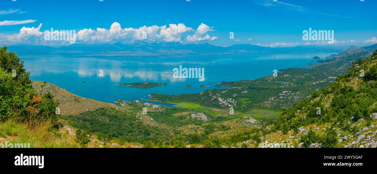Panorama delle isole sul lago Skadar in Montenegro Foto Stock